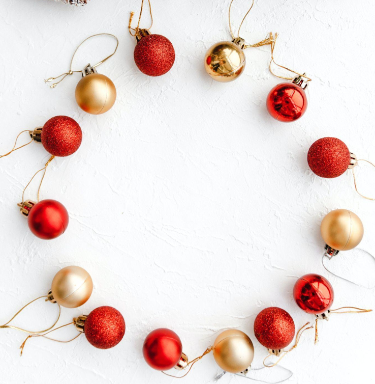 The Environmental Benefits of Choosing Artificial Christmas Wreaths and Garlands